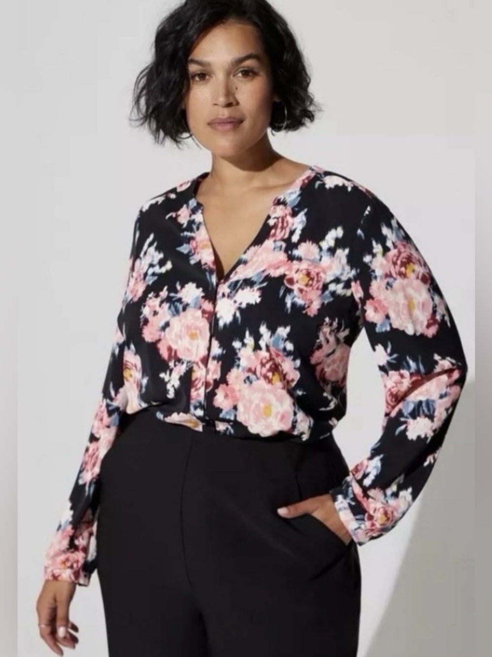 🖤🩷 Torrid Black and Pink Floral Top - Picture 2 of 12